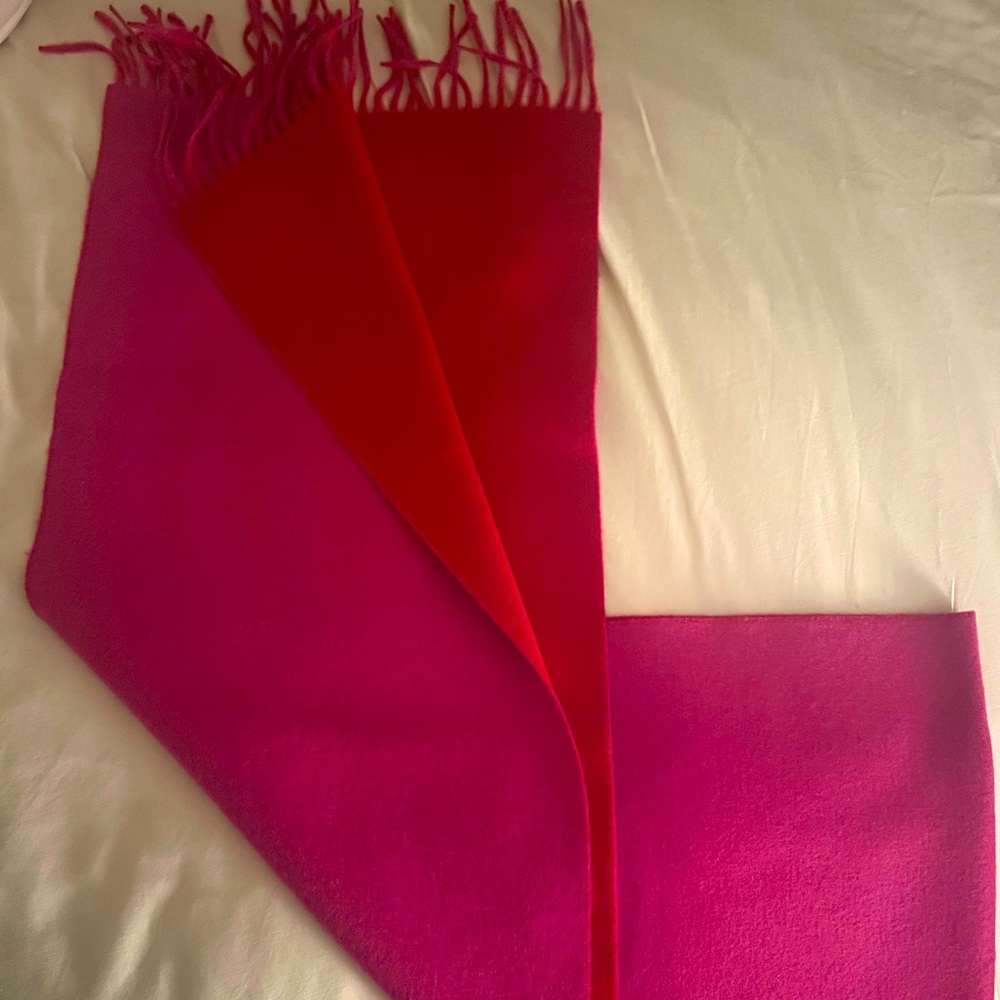❄️ 🧣 Cashmere Blend Saks 5th Avenue Scarf 🧣 ❄️
New with tags!